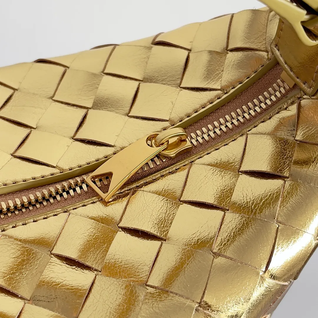 Batch 1360 It is predicted that BV Bottega’s lunch bag will be popular again this year. The entire bag is made of top nappa lambskin, which is very soft and lightweight. It also uses the intrecciato weaving process that the two founders spent several months developing from the beginning of the brand. It is completely hand-woven by Italian craftsmen. It perfectly reflects the craftsmanship of Bottega. The entire bag shape is also a very practical and popular lunch box bag type. The slightly curved arc of the bag mouth can also better fit our wrists. Style number: 754443 Size: 22*13*9